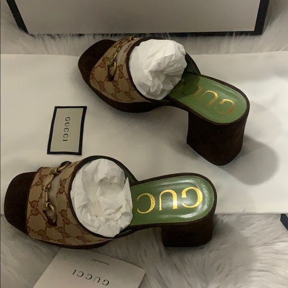 Gucci
36.5
Heel 2.4 in
Platform 0.4 in - Picture 4 of 12